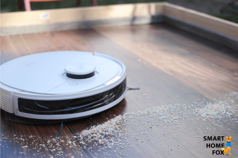 The Ecovacs Deebot  N8 removes oat flakes from laminate